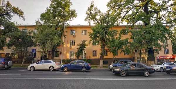 Almaty-régi házak a Nazarbayev utca mentén — Stock Fotó
