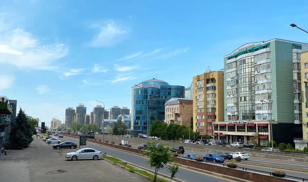 Almaty Kazakistan Haziran 2020 Farabi Bulvarı Almaty Şehrinin Ana Yollarından — Stok fotoğraf
