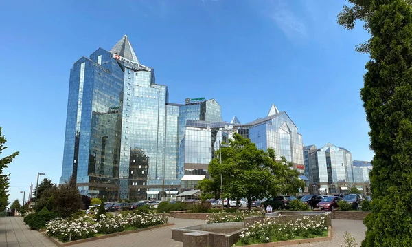 Almaty, Kazakistan - 1 Haziran 2020: İş Merkezi Nurly Tau. Hi-Tech tarzında yapılmış, Zailisky Alatau dağlarının siluetlerini tekrarlıyor. İnşaat şirketi - A Kalesi.
