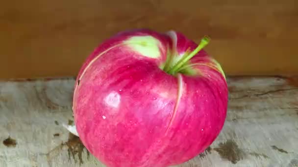 Czerwone Jabłko Rozpadające Się Kawałki Desce Krojenia — Wideo stockowe