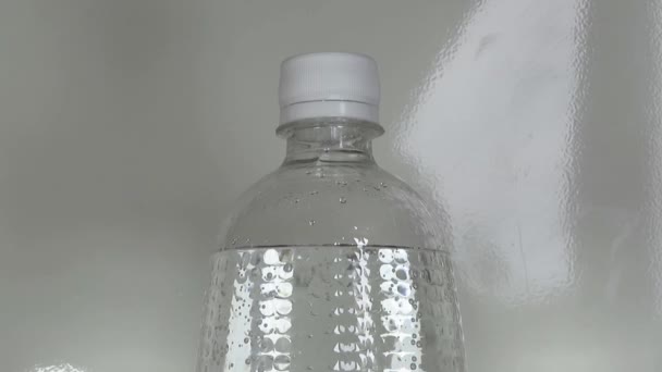 Botella cerrada de agua espumosa — Vídeo de stock