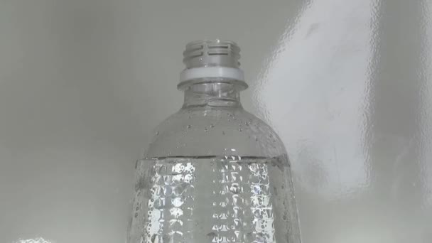 Botella abierta de agua espumosa — Vídeo de stock