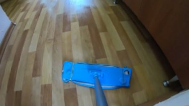 POV zemini paspaslıyor. Yerleri paspasla temizliyorum..