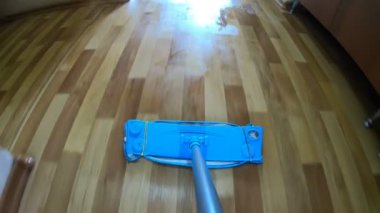 POV zemini paspaslıyor. Yerleri paspasla temizliyorum..