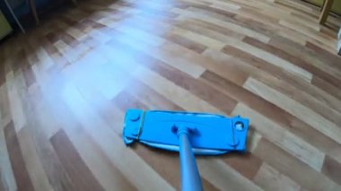 POV zemini paspaslıyor. Yerleri paspasla temizliyorum..