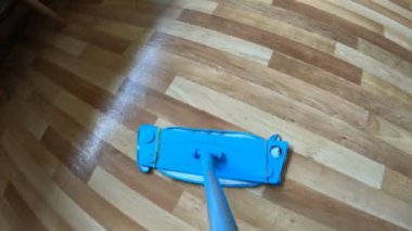 POV zemini paspaslıyor. Yerleri paspasla temizliyorum..