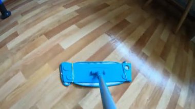 POV zemini paspaslıyor. Yerleri paspasla temizliyorum..