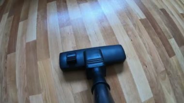 POV yerde bir elektrikli süpürge hareketi yapıyor. Yerleri süpüren süpürge..