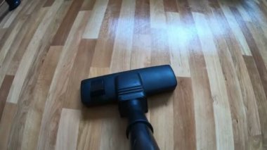 POV yerde bir elektrikli süpürge hareketi yapıyor. Yerleri süpüren süpürge..
