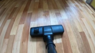 POV yerde bir elektrikli süpürge hareketi yapıyor. Yerleri süpüren süpürge..