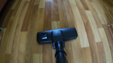 POV yerde bir elektrikli süpürge hareketi yapıyor. Yerleri süpüren süpürge..