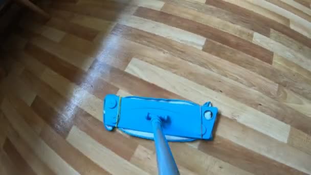 Pov Movimiento Una Fregona Sobre Suelo Limpiando Suelo Con Una — Vídeo de stock