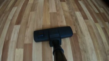 POV yerde bir elektrikli süpürge hareketi yapıyor. Yerleri süpüren süpürge..