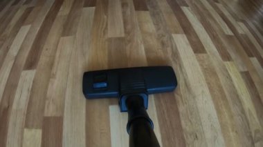 POV yerde bir elektrikli süpürge hareketi yapıyor. Yerleri süpüren süpürge..