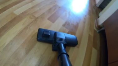 POV yerde bir elektrikli süpürge hareketi yapıyor. Yerleri süpüren süpürge..