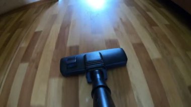 POV yerde bir elektrikli süpürge hareketi yapıyor. Yerleri süpüren süpürge..