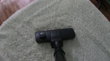 POV koltuğun üzerinde elektrikli süpürge hareketi yapıyor. Kanepeyi temizleyen süpürge..