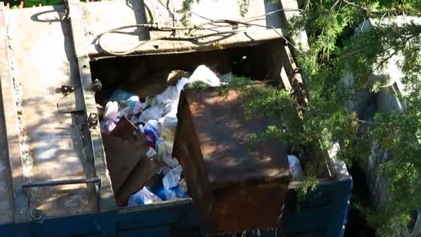 Śmieciarka Samochód Podnoszenie Kontenera Śmieciami — Wideo stockowe