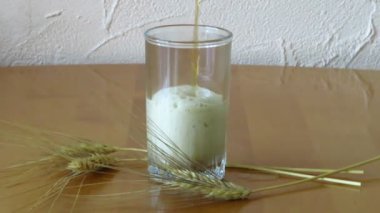 Ekmek ferahlatıcı kvass bir bardağa dökülür