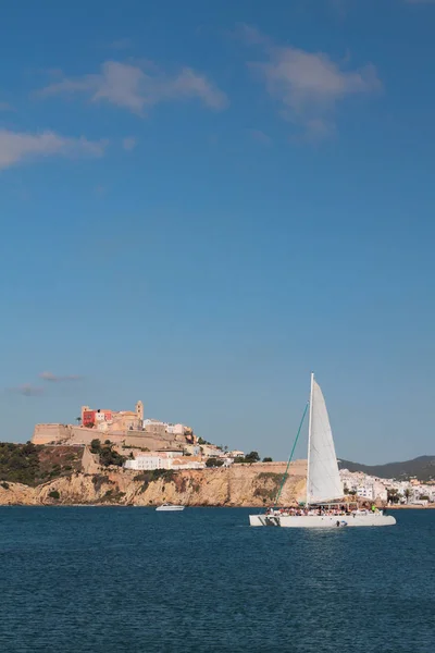 Katamaran Müstahkem Şehir Üzerinde Kayalık Sahil Yürüyüş Ibiza Spanya — Stok fotoğraf