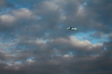 Bulutlu gökyüzü düzlemde. Sheremetyevo, Moskova, Rusya Federasyonu