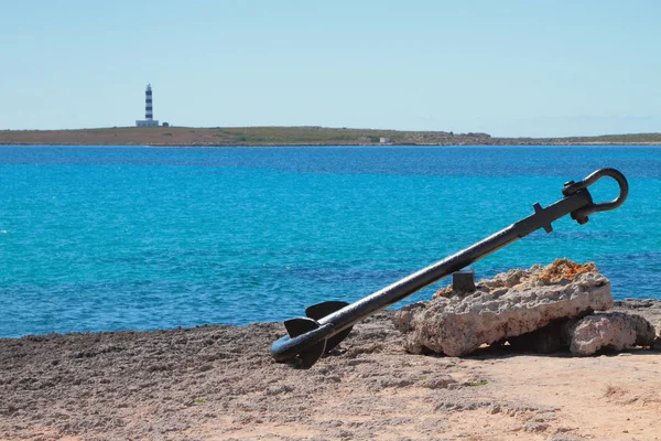 Deniz Körfezi Nin Kıyısında Antik Gemi Çapa Punta Prima Menorca — Stok fotoğraf