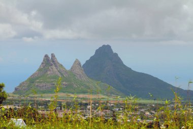 Vadi ve dağ başında. Trou aux Cerfs, Curepipe, Mauritius