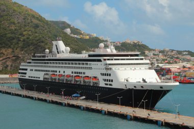 Philipsburg, Saint-Martin - 05 Ocak 2015: Cruise gemisi limanda Park üzerinde