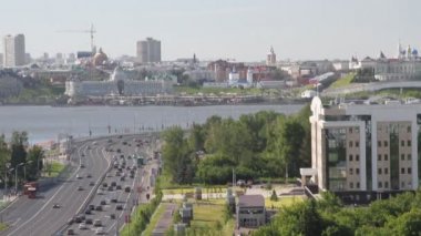 İşlek cadde ve şehir nehir kıyısında. Kazan, Tataristan, Rusya Federasyonu