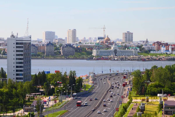 道路と川沿いの都市 カザン タタールスタン ロシア — ストック写真