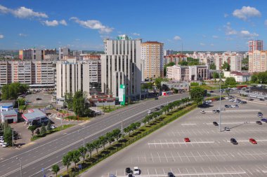 Kazan, Tataristan, Rusya Federasyonu - 21 Haziran 2018: Şehir, işlek cadde ve otomobil park