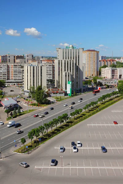 カザン タタールスタン ロシア 2018 大通りに 自動車の市の駐車場 — ストック写真