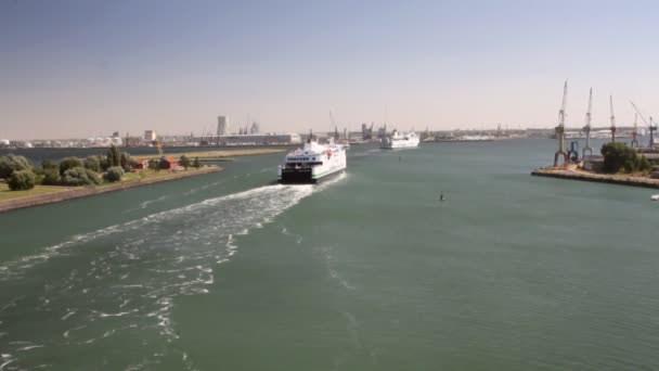 Ferry Pro Kasta Vatten Hamnområdet Warnemünde Rostock Tyskland — Stockvideo