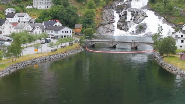Asentamiento Golfo Puente Caídas Hellesylt Noruega — Vídeos de Stock