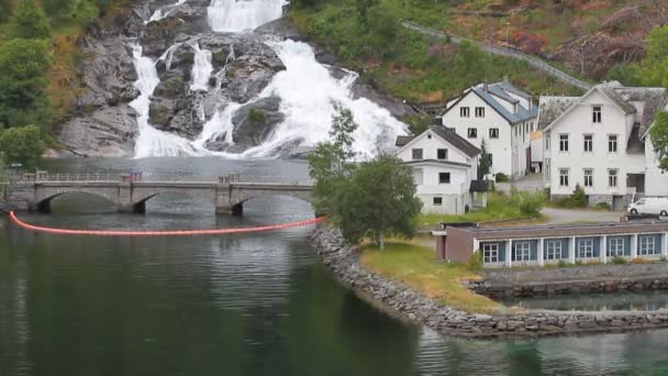 Мост Поселение Падает Склоне Холма Хеллесю Норвегия — стоковое видео