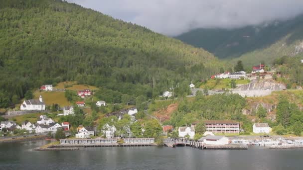 Puerto Amarre Asentamiento Tierra Hellesylt Noruega — Vídeos de Stock