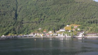 Deniz Körfezi ve yerleşim kıyıya. Dönüşümlü, Norveç