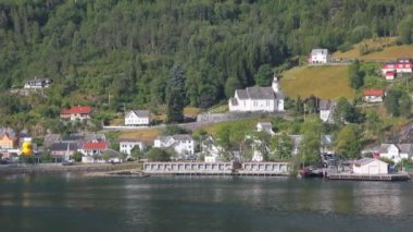 Körfez, liman ve deniz kıyısındaki yerleşim. Dönüşümlü, Norveç