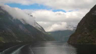 Geirangerfjord'ın ağız görünümünü. Stranda, Norveç
