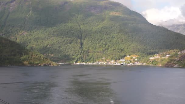 Golfo Mar Costa Montanhosa Hellesylt Noruega — Vídeo de Stock