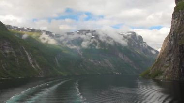 Ölü su izleme motorlu gemi ve Geirangerfjord. Stranda, Norveç