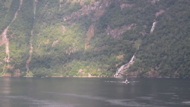 Steile Kust Waterval Geirangerfjord Stranda Noorwegen — Stockvideo