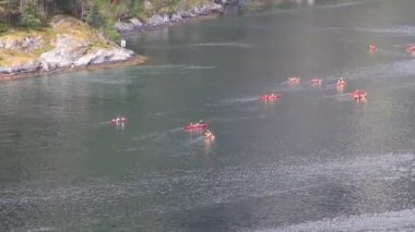 Kano üzerinde Geirangerfjord içinde seyahat. Stranda, Norveç