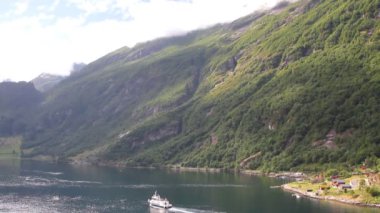 Geirangerfjord ve yürüyen tekne. Stranda, Norveç