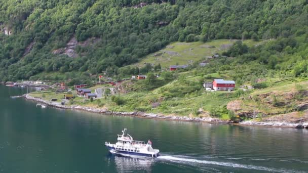 Geirangerfjord 的步行船 Stranda — 图库视频影像