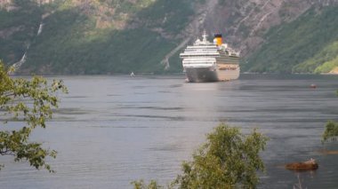 Geirangerfjord 'da yolcu gemisi. Stranda, Norveç