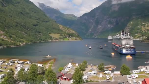 Fjord Kreuzfahrtschiff Und Zelten Land Geiranger Stranda Norwegen — Stockvideo