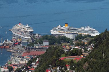 Cruise gömlekleri limanda. Bergen, Norveç