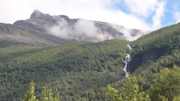Βουνά Και Πέφτει Πόλη Geiranger Stranda Νορβηγία — Αρχείο Βίντεο