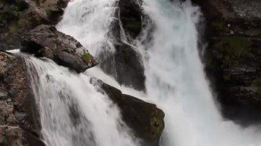 Dağlarda düşüyor. Geiranger, Stranda, Norveç